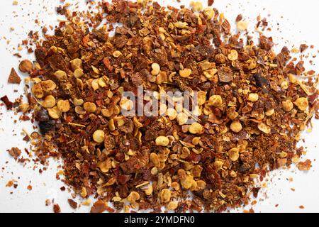 Flocons de poudre de Chili rouge séchés faits maison. Assaisonnement asiatique. Vue rapprochée, prise de vue en studio. Banque D'Images