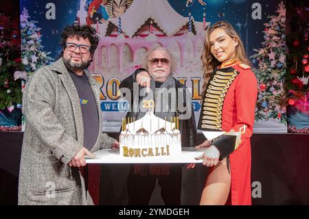 Oliver Polak, Bernhard Paul und Lili Paul-Roncalli BEI der Pressekonferenz zum 20. Roncalli Weihnachtscircus 2024 im Tempodrom. Berlin, 21.11.2024 *** Oliver Polak, Bernhard Paul et Lili Paul Roncalli lors de la conférence de presse du 20e Roncalli Weihnachtscircus 2024 au Tempodrom Berlin, 21 11 2024 Foto:XM.xBehrensx/xFuturexImagex roncalli 4128 Banque D'Images