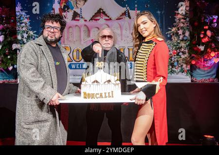 Oliver Polak, Bernhard Paul und Lili Paul-Roncalli BEI der Pressekonferenz zum 20. Roncalli Weihnachtscircus 2024 im Tempodrom. Berlin, 21.11.2024 *** Oliver Polak, Bernhard Paul et Lili Paul Roncalli lors de la conférence de presse du 20e Roncalli Weihnachtscircus 2024 au Tempodrom Berlin, 21 11 2024 Foto:XM.xBehrensx/xFuturexImagex roncalli 4125 Banque D'Images