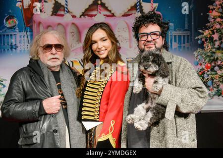 Bernhard Paul, Lili Paul-Roncalli und Oliver Polak BEI der Pressekonferenz zum 20. Roncalli Weihnachtscircus 2024 im Tempodrom. Berlin, 21.11.2024 *** Bernhard Paul, Lili Paul Roncalli et Oliver Polak lors de la conférence de presse du 20e Roncalli Weihnachtscircus 2024 au Tempodrom Berlin, 21 11 2024 Foto:XM.xBehrensx/xFuturexImagex roncalli 4129 Banque D'Images