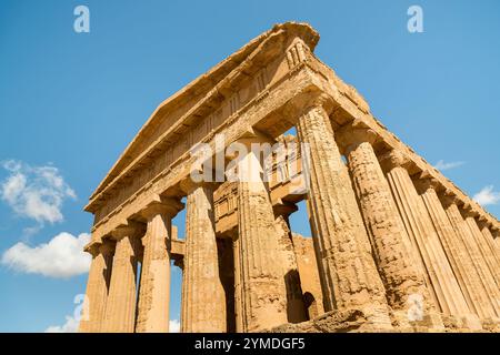Le Temple de Concordia, situé dans le parc de la Vallée des temples à Agrigente, Sicile, Italie Banque D'Images