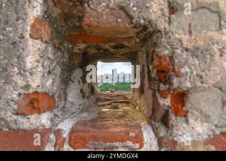 Une perspective unique de Carthagène, où une partie de la ville est artistiquement encadrée par une petite ouverture dans la forteresse San Felipe de Barajas Banque D'Images