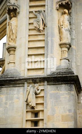 Les anges gravissent l'échelle de Jacob. Abbaye de Bath (Bath, Angleterre, Royaume-Uni). Fragment architectural. Front ouest. Banque D'Images