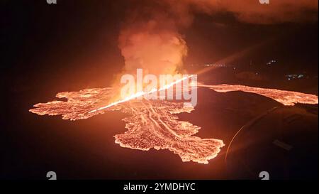 Grindavik, Islande. 20 novembre 2024. Des crues de lave et de fumée provenant de la dernière éruption du système volcanique Sundhnúkur sur la péninsule de Reykjanes, dans le sud-ouest de l’Islande, le 20 septembre 2024 près de Grindavik, en Islande. Il s’agit de la septième éruption du volcan au cours de l’année écoulée. Crédit : Défense civile islandaise/Almannavarnadeild/Alamy Live News Banque D'Images