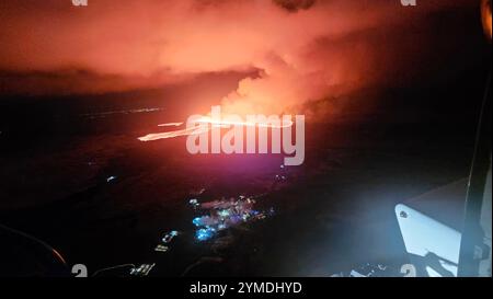 Grindavik, Islande. 20 novembre 2024. Des crues de lave et de fumée provenant de la dernière éruption du système volcanique Sundhnúkur sur la péninsule de Reykjanes, dans le sud-ouest de l’Islande, le 20 septembre 2024 près de Grindavik, en Islande. Il s’agit de la septième éruption du volcan au cours de l’année écoulée. Crédit : Défense civile islandaise/Almannavarnadeild/Alamy Live News Banque D'Images