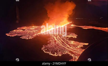 Grindavik, Islande. 20 novembre 2024. Des crues de lave et de fumée provenant de la dernière éruption du système volcanique Sundhnúkur sur la péninsule de Reykjanes, dans le sud-ouest de l’Islande, le 20 septembre 2024 près de Grindavik, en Islande. Il s’agit de la septième éruption du volcan au cours de l’année écoulée. Crédit : Défense civile islandaise/Almannavarnadeild/Alamy Live News Banque D'Images