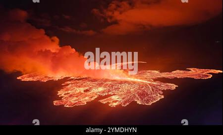 Grindavik, Islande. 20 novembre 2024. Des crues de lave et de fumée provenant de la dernière éruption du système volcanique Sundhnúkur sur la péninsule de Reykjanes, dans le sud-ouest de l’Islande, le 20 septembre 2024 près de Grindavik, en Islande. Il s’agit de la septième éruption du volcan au cours de l’année écoulée. Crédit : Défense civile islandaise/Almannavarnadeild/Alamy Live News Banque D'Images