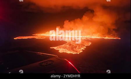 Grindavik, Islande. 20 novembre 2024. Des crues de lave et de fumée provenant de la dernière éruption du système volcanique Sundhnúkur sur la péninsule de Reykjanes, dans le sud-ouest de l’Islande, le 20 septembre 2024 près de Grindavik, en Islande. Il s’agit de la septième éruption du volcan au cours de l’année écoulée. Crédit : Défense civile islandaise/Almannavarnadeild/Alamy Live News Banque D'Images