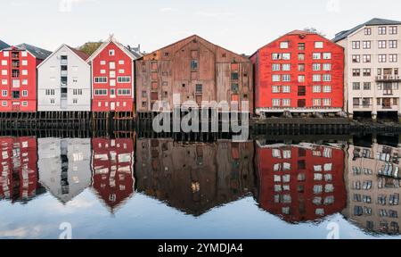 Vieilles maisons en bois et granges atand dans une rangée dans la vieille ville de Trondheim, Norvège. Vue côtière de la rivière Nidelva Banque D'Images