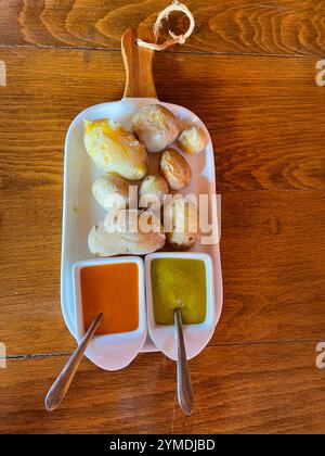 Papas arrugadas avec deux mojos. Canarias, Espagne. Banque D'Images