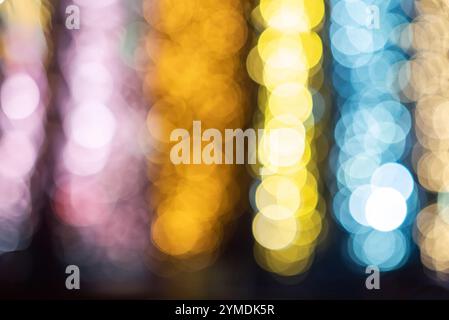 Le bokeh coloré des lumières de noël crée une atmosphère festive magique Banque D'Images