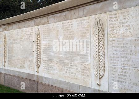 Des tablettes gravées dans le jardin des disparus enregistrent ces MIA. Cimetière et Mémorial américain de Normandie, Colleville-sur-mer, Normandie, France Banque D'Images