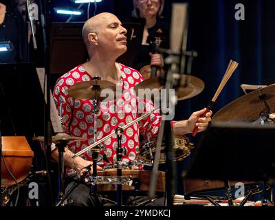 Asaf Sirkis : Tim Garland's Lighthouse Trio & Britten Sinfonia, West Road concert Hall, Cambridge, dans le cadre du Cambridge Jazz Festival Banque D'Images