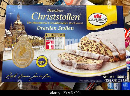 Bayern, Deutschland, 21. Novembre 2024 : hier der Blick im Supermarkt, Discounter auf eine Verpackung Dresdner Christstollen, Dresden Stollen, Weihnachtszeit, Adventszeit, , Stollen, Testsieger, 1Kg von Dr Quendt *** Bavière, Allemagne, 21 novembre 2024 Voici la vue dans le supermarché, rabais sur un paquet de Dresde Christmas Stollen, Dresde Stollen, Noël, saison de l'Avent, , Stollen, vainqueur du test, 1Kg du Dr Quendt Banque D'Images