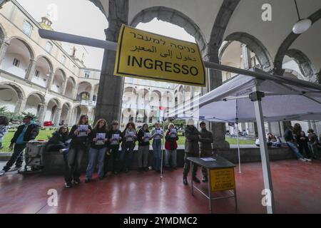 Des étudiants de l'Université Federico II pro-palestinienne ont installé un faux poste de contrôle à l'entrée de l'Université de Naples. Représenter le contrôle et la militarisation que la population palestinienne vit sur sa peau, par le gouvernement israélien. Banque D'Images