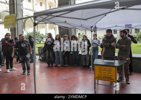 Des étudiants de l'Université Federico II pro-palestinienne ont installé un faux poste de contrôle à l'entrée de l'Université de Naples. Représenter le contrôle et la militarisation que la population palestinienne vit sur sa peau, par le gouvernement israélien. Banque D'Images