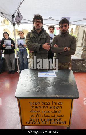 Des étudiants de l'Université Federico II pro-palestinienne ont installé un faux poste de contrôle à l'entrée de l'Université de Naples. Représenter le contrôle et la militarisation que la population palestinienne vit sur sa peau, par le gouvernement israélien. Banque D'Images