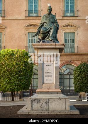 La statue du Cardinal Belluga, Plaza del Cardinal Belluga, Murcie. Ordonné à l'âge de 14 ans, Luis Antonio traverse l'église pour devenir plus tard cardinal Bell Banque D'Images