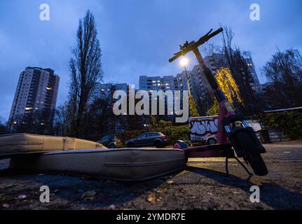 Berlin, Allemagne. 21 novembre 2024. Les matelas se trouvent à côté d'un e-scooter sur le trottoir à Gropiusstadt. Crédit : Hannes P. Albert/dpa/Alamy Live News Banque D'Images