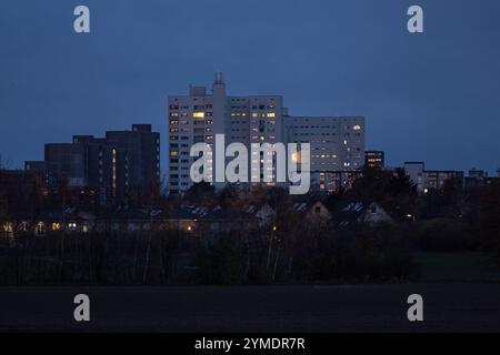 Berlin, Allemagne. 21 novembre 2024. Les lumières des appartements de plusieurs bâtiments résidentiels s’allument tôt le matin à Neukölln. Crédit : Hannes P. Albert/dpa/Alamy Live News Banque D'Images