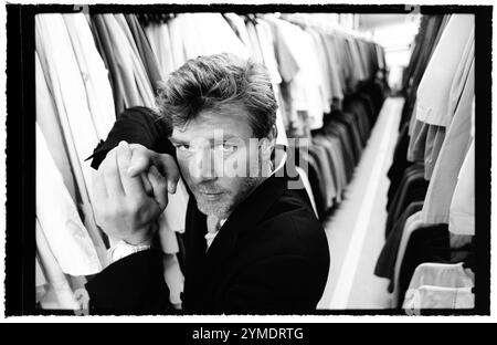 Acteur Jakob Eklund acteur suédois de cinéma, de télévision et de scène, photographié au Dramaten, au Royal Dramatic Theatre, Stockholm, Suède. Ici, au local de rangement des costumes du théâtre. Jakob Eklund incarne l'officier de police fictif Johan Falk et est actuellement avec la protection exécutive (suédois : Livvakterna, signifiant « les gardes du corps »). Banque D'Images