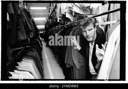 Acteur Jakob Eklund acteur suédois de cinéma, de télévision et de scène, photographié au Dramaten, au Royal Dramatic Theatre, Stockholm, Suède. Ici, au local de rangement des costumes du théâtre. Jakob Eklund incarne l'officier de police fictif Johan Falk et est actuellement avec la protection exécutive (suédois : Livvakterna, signifiant « les gardes du corps »). Banque D'Images