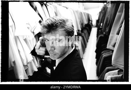 Acteur Jakob Eklund acteur suédois de cinéma, de télévision et de scène, photographié au Dramaten, au Royal Dramatic Theatre, Stockholm, Suède. Ici, au local de rangement des costumes du théâtre. Jakob Eklund incarne l'officier de police fictif Johan Falk et est actuellement avec la protection exécutive (suédois : Livvakterna, signifiant « les gardes du corps »). Banque D'Images