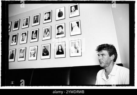 Acteur Jakob Eklund acteur suédois de cinéma, de télévision et de scène, photographié dans un restaurant juste à l'extérieur de Dramaten, le Royal Dramatic Theatre, Stockholm, Suède. Jakob Eklund incarne l'officier de police fictif Johan Falk et est actuellement avec la protection exécutive (suédois : Livvakterna, signifiant « les gardes du corps »). Banque D'Images