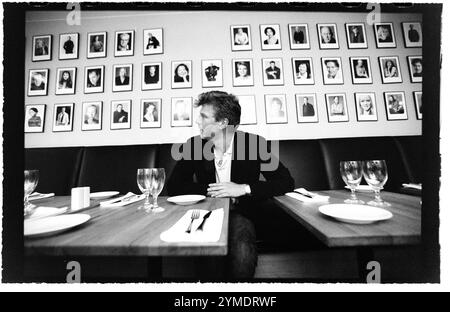 Acteur Jakob Eklund acteur suédois de cinéma, de télévision et de scène, photographié dans un restaurant juste à l'extérieur de Dramaten, le Royal Dramatic Theatre, Stockholm, Suède. Jakob Eklund incarne l'officier de police fictif Johan Falk et est actuellement avec la protection exécutive (suédois : Livvakterna, signifiant « les gardes du corps »). Banque D'Images