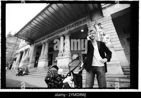 Acteur Jakob Eklund film suédois, acteur de télévision et de scène, photographié juste à l'extérieur de Dramaten, le Royal Dramatic Theatre, Stockholm, Suède. Jakob Eklund incarne l'officier de police fictif Johan Falk et est actuellement avec la protection exécutive (suédois : Livvakterna, signifiant « les gardes du corps »). Banque D'Images