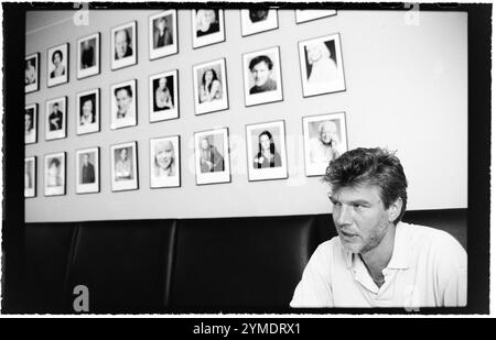 Acteur Jakob Eklund acteur suédois de cinéma, de télévision et de scène, photographié dans un restaurant juste à l'extérieur de Dramaten, le Royal Dramatic Theatre, Stockholm, Suède. Jakob Eklund incarne l'officier de police fictif Johan Falk et est actuellement avec la protection exécutive (suédois : Livvakterna, signifiant « les gardes du corps »). Banque D'Images