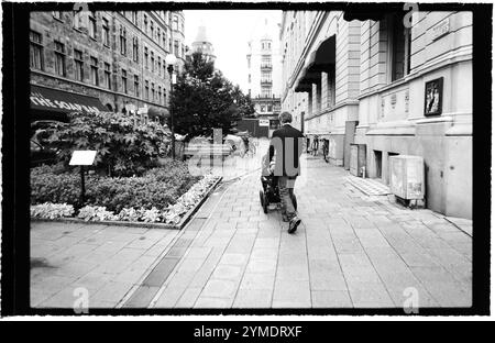 Acteur Jakob Eklund film suédois, acteur de télévision et de scène, photographié juste à l'extérieur de Dramaten, le Royal Dramatic Theatre, Stockholm, Suède. Jakob Eklund incarne l'officier de police fictif Johan Falk et est actuellement avec la protection exécutive (suédois : Livvakterna, signifiant « les gardes du corps »). Banque D'Images