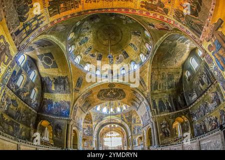 VENISE, ITALIE - 17 MARS 2023 : intérieur de la cathédrale patriarcale médiévale Basilique Saint-Marc (Basilica Cattedrale Patriarcale di San Marco), Banque D'Images