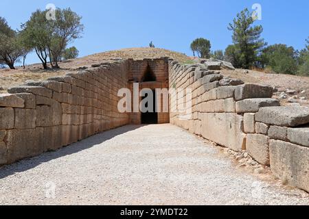 Dromes du Trésor d'Atreus ou tombeau d'Agamemnon, Mycènes, Grèce. Le Trésor d'Atreus ou tombeau d'Agamemnon est un grand tholos ou tombeau de ruche d'abeilles. Banque D'Images