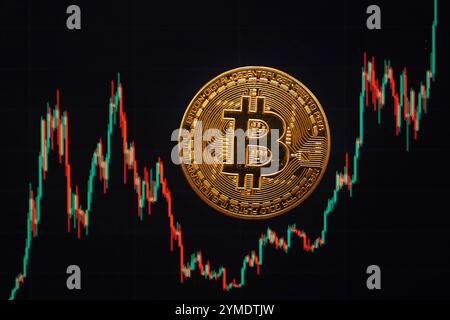 Berlin, Allemagne. 21 novembre 2024. Une pièce Bitcoin se trouve sur un écran montrant le taux de change Bitcoin - dollar américain. Crédit : Fernando Gutierrez-Juarez/dpa/Alamy Live News Banque D'Images