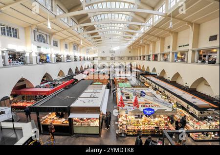 Deutschland, Baden-Wuerttemberg, Stuttgart 21.11.2024, Deutschland, GER, Baden-Wuerttemberg, Stuttgart, im Bild Stadtansichten, Markthalle, Markt, Halle, kiosque, stand, Verkauf, Lebensmittel, Kunden, Vorweihnachtlich, Feature, Symbolbild Baden-Wuerttemberg *** Germany, Baden Wuerttemberg, Stuttgart 21 11 2024, Germany, GER, Baden Wuerttemberg, Stuttgart, dans les vues de la ville d'image, halle de marché, marché, hall, kiosque, stand, vente, nourriture, clients, avant Noël, caractéristique, image symbolique Baden Wuerttemberg Deutschland, Bade-Wuerttemberg, Stuttgart, 21.11.2024-7 Banque D'Images