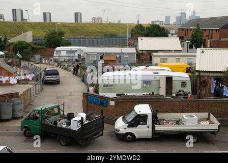 Campement gitan de Clays Lane, qui abrite plus de quinze familles, qui avaient vécu ici légalement depuis 1972, sur des terres que personne d'autre ne voulait payer un loyer au conseil pour tous leurs services publics, Stratford East London. Le site de Lower Lea Valley du Parc des Jeux Olympiques de Londres 2012 le 7 juillet 2006. Canary Wharf et Canada Tower en distance. ANNÉES 2000 ROYAUME-UNI HOMER SYKES Banque D'Images