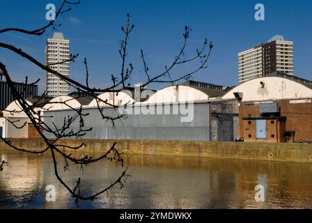 East London site de Lower Lea Valley des Jeux Olympiques de Londres 2012, 19 avril 2007. En regardant vers l'est de l'autre côté de la rivière Waterworks près du pont Bridgewater Road. ANNÉES 2000 ROYAUME-UNI HOMER SYKES Banque D'Images