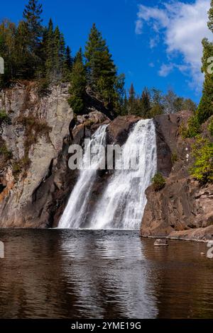 Photographie de High Falls sur la rivière Baptism, Tettegouche State Park près d'Ilgen City, Minnesota, États-Unis par un beau matin d'automne. Banque D'Images