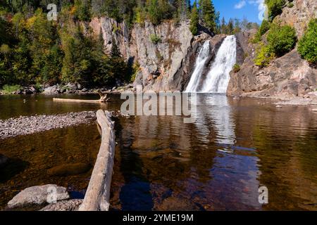 Photographie de High Falls sur la rivière Baptism, Tettegouche State Park près d'Ilgen City, Minnesota, États-Unis par un beau matin d'automne. Banque D'Images