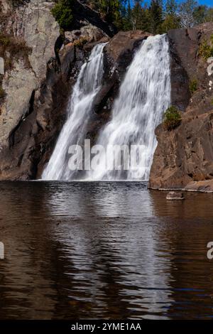 Photographie de High Falls sur la rivière Baptism, Tettegouche State Park près d'Ilgen City, Minnesota, États-Unis par un beau matin d'automne. Banque D'Images