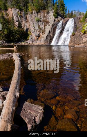 Photographie de High Falls sur la rivière Baptism, Tettegouche State Park près d'Ilgen City, Minnesota, États-Unis par un beau matin d'automne. Banque D'Images