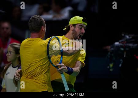 Malaga, Espagne. 21 novembre 2024. Lleyton Hewitt capitaine de l'équipe d'Australie (l) et Jordan Thompson de l'équipe d'Australie célèbre la victoire lors des quarts de finale de la Coupe Davis finale 8 double match Martin Carpena Arena. (Photo de Vicente Vidal Fernandez/Sipa USA) crédit : Sipa USA/Alamy Live News Banque D'Images