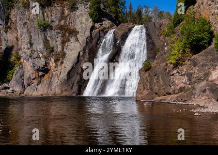 Photographie de High Falls sur la rivière Baptism, Tettegouche State Park près d'Ilgen City, Minnesota, États-Unis par un beau matin d'automne. Banque D'Images