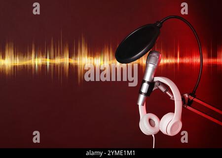 Onde sonore, microphone, casque et filtre pop sur fond rouge Banque D'Images