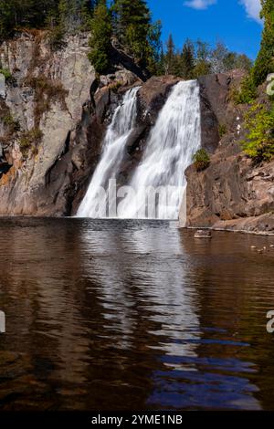 Photographie de High Falls sur la rivière Baptism, Tettegouche State Park près d'Ilgen City, Minnesota, États-Unis par un beau matin d'automne. Banque D'Images