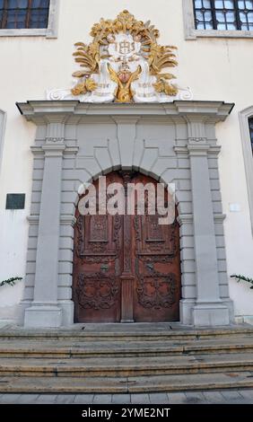 Une grande porte marque l'entrée de l'église Saint-Sauveur (église jésuite) dans la vieille ville historique de Bratislava. Banque D'Images