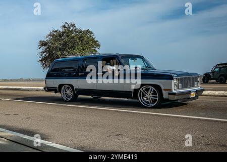 Gulfport, Mississippi - le 4 octobre 2023 : vue d'angle avant grand angle d'une familiale Suburban 1986 de GMC lors d'un salon automobile local. Banque D'Images