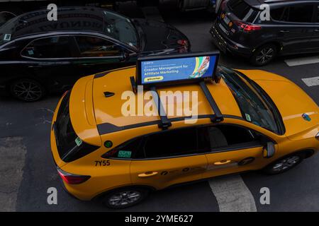 Vue vers le bas d'un taxi dans la rue à New York, USA. Banque D'Images