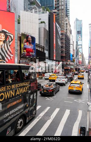 New York City, États-Unis - 17 août 2022 : touristes sur un bus touristique à impériale dans la rue près de Times Square dans Midtown Manhattan à New York, États-Unis. Banque D'Images